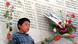 Foto simbólica de un niño que sostiene una flor ante el monumento a las personas desaparecidas en Chile en una imagen de archivo. Foto simbólica de un niño que sostiene una flor ante el monumento a las personas desaparecidas en Chile en una imagen de archivo.