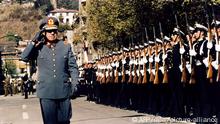 Der chilenische Diktator General Augusto Pinochet (l) schreitet am 25.04.1986 in Valparaiso in Chile eine Ehrenformation ab. +++(c) dpa - Report+++