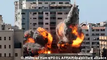 15.05.2021***Rauch und Feuer steigen aus einem Gebäude auf, in dem verschiedene internationale Medien untergebracht sind, darunter auch die Associated Press und Al-Dschasira, nach einem israelischen Luftangriff. Die Nachrichtenagentur Associated Press (AP) hat entsetzt auf die Zerstörung eines Hochhauses mit ihrem Büro im Gazastreifen bei einem israelischen Luftangriff reagiert. +++ dpa-Bildfunk +++