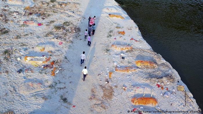 प्रयागराज में कोविड के कारण मरने वालों के नदी किनारे दफनाये गये शव
