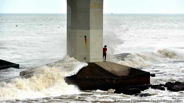 Un joven observa el fuerte oleaje del mar en Bombay, antes de la llegada del ciclón Tauktae. 