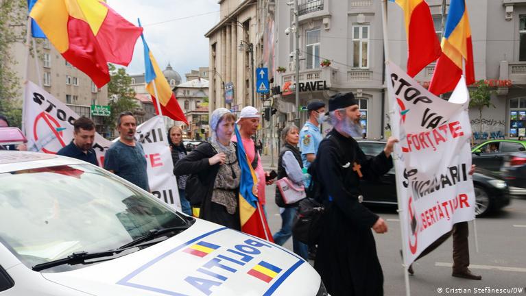 Miles protestan contra pasaporte covid en Rumania