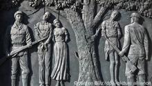 Ein Denkmal zur Erinnerung an den von deutschen Kolonialtruppen begangenen Völkermord an den Herero und Nama (etwas 1904-1907) im Zentrum der namibischen Hauptstadt Windhuk. Die Inschrift laut übersetzt etwa: «Ihr Blut nährt unsere Freiheit». Die Aufarbeitung der Kolonialzeit in Namibia - der ehemals deutschen Kolonie Südwestafrika - hängt vor der Schlussrunde der fünfjährigen Verhandlungen weiter an der noch offenen Frage einer finanziellen Wiedergutmachung. Das Angebot der Bundesregierung, dafür zehn Millionen Euro zu zahlen, sei für Präsident Geingob weiter «nicht akzeptabel», zitierte die Zeitung «The Namibian» am Dienstag den Berater des Präsidenten Hengari. +++ dpa-Bildfunk +++