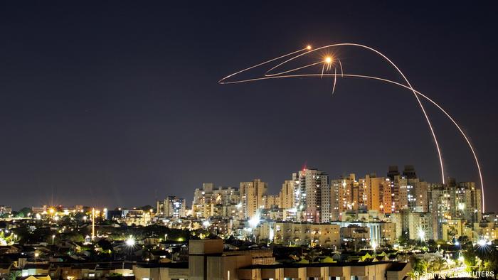 El sistema antimisiles israelí Cúpula de Hierro intercepta el 14 de mayo cohetes lanzados desde la Franja de Gaza.