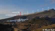 Die Bürger von Amorgos haben eine maßstabgerechte Simulation erstellt, die zeigt, wie die Windgeneratoren hinter dem Hauptort Chora die Landschaft verändern würden.
