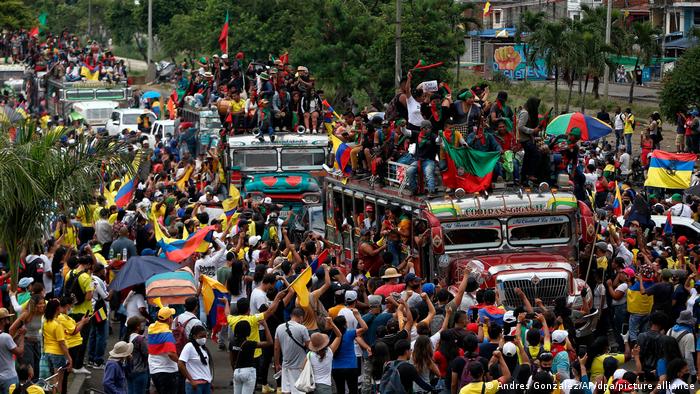 Masivas manifestaciones de la población indígena en Cali, Colombia, contra la política de Iván Duque.