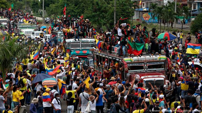 Masivas manifestaciones de la población indígena en Cali, Colombia, contra la política de Iván Duque.