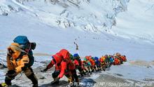 In einer langer Schlange klettern Bergsteiger auf einem Pfad knapp unterhalb von Lager vier. Trotz Pandemie gibt es auf dem Mount Everest einen Besucherrekord. (zu dpa: «Bergsteiger-Rekord auf dem Mount Everest - und Corona») +++ dpa-Bildfunk +++