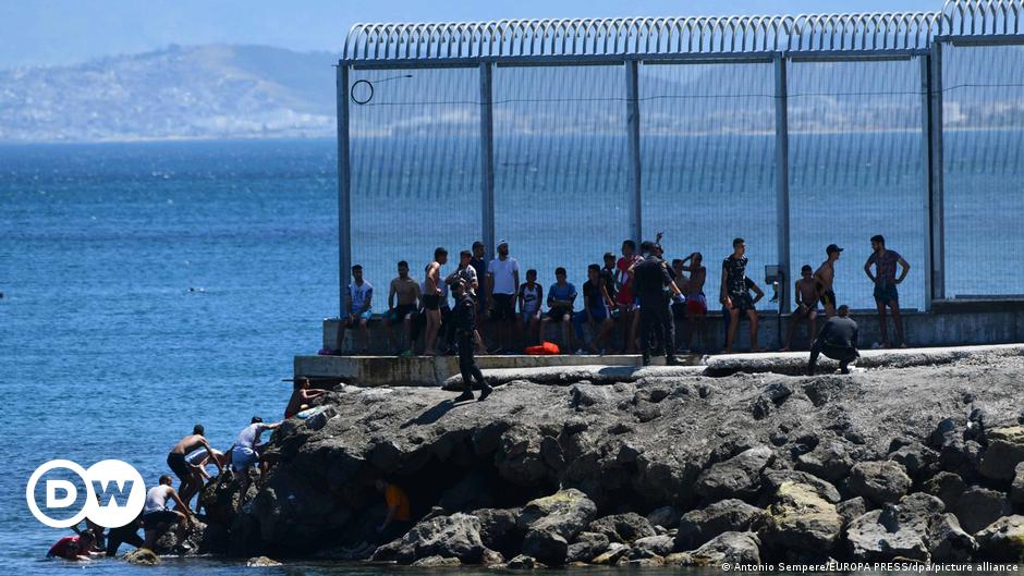 Spanien schiebt Migranten aus Ceuta ab