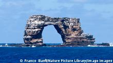Darwin s Arch, a dramatic 50-foot tall natural lava arch, offshore of Darwin Island, Galapagos Islands, East Pacific Ocean PUBLICATIONxINxGERxSUIxAUTxONLY 1526077 FrancoxBanfi