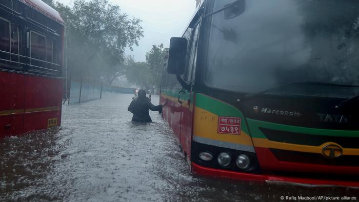 Autobuses en medio del agua en India.