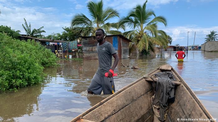 Https Www Dw Com En Getting People In Plastic Houses In Ghana Av 58838416 2021 08 12t14 31 31 929z Yearly 0 6 Https Static Dw Com Image 58838054 303 Jpeg Getting People In Plastic Houses In Ghana By Recycling Plastic Waste Into Bricks Builders