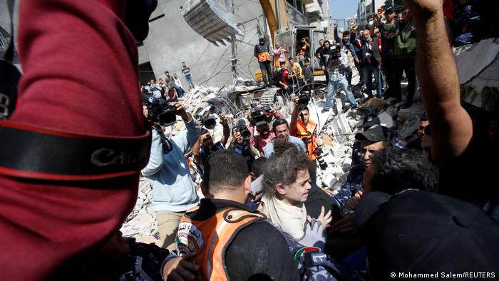Una niña es rescatada de los escombros causados por un bombardeo israelí en Gaza. (16.05.2021).