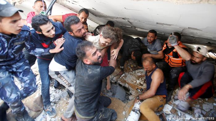 Rescate de una niña debajo de escombros de un edificio bombardeado en la Franja de Gaza. (16.05.2021). Rescate de una niña debajo de escombros de un edificio bombardeado en la Franja de Gaza. (16.05.2021).