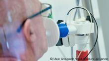Dem von einer Corona-Erkrankung genesenen Patienten Jörg K. bekommt in einer Lungentest-Kabine in der Rehaklinik Heidelberg-Königstuhl die Lungenfunktion gemessen . (zu dpa: «Covid-19-Patienten erholen sich in der Reha vom «Entzündungssturm»») +++ dpa-Bildfunk +++