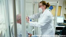 Eine Mitarbeiterin misst bei dem von einer Corona-Erkrankung genesenen Patienten Jörg K. in einer Lungentest-Kabine in der Rehaklinik Heidelberg-Königstuhl die Lungenfunktion. (zu dpa: «Covid-19-Patienten erholen sich in der Reha vom «Entzündungssturm»»)