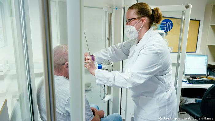 A patient undergoes a lung test