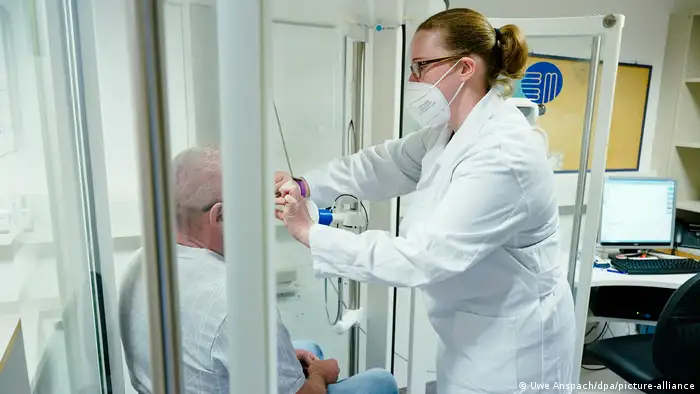 一名新冠后遗症患者正在海德堡的一间诊所接受肺功能测试