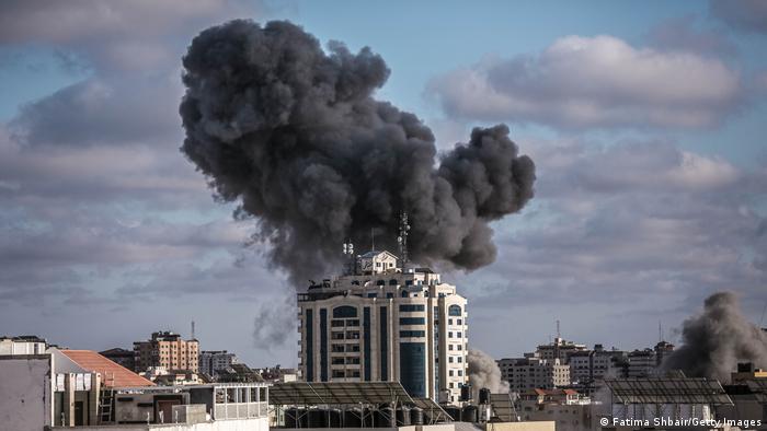الدخان يتصاعد من منطقة قصفها الطيران الحربي الإسرائيلي في قطاع غزة