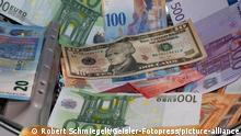 EURO, Schweizer Franken und Dollar Banknoten in einer Waschmaschine