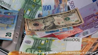 Денежные купюры: доллары, евро, швейцарские франки