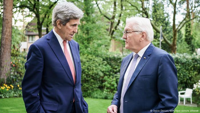 Deutschland | Besuch US-Klimaschutzbeauftragter John Kerry in Berlin | mit Bundespräsident Steinmeier Deutschland | Besuch US-Klimaschutzbeauftragter John Kerry in Berlin | mit Bundespräsident Steinmeier