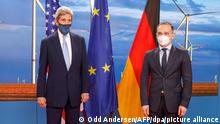 18/05/2021 Der deutsche Außenminister Heiko Maas (SPD, r) und der Sondergesandte des US-Präsidenten für Klimafragen John Kerry (l) posieren vor einem Treffen im Auswärtigen Amt. +++ dpa-Bildfunk +++