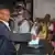 Cellou Dalein Diallo bei der Abgabe seines Stimmzettels(Bild: AP)