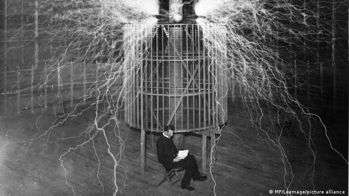 Retrato de Nikola Tesla (1857-1943) en su laboratorio. Tesla obtuvo una patente por el dispositivo que creó en 1920, uno de los muchos inventos innovadores creados por el ingeniero y futurista. 