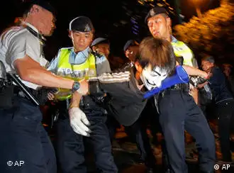 香港2010年7月1日的游行中,警方将一名示威游行分子带走