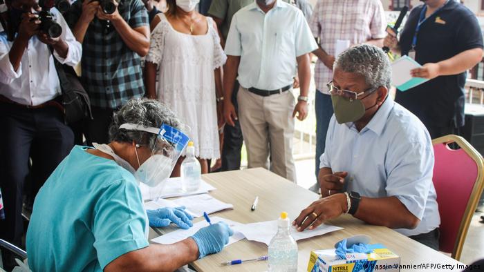 Seychellen I Präsident Wavel Ramkalawan erhält COVID-Impfung