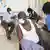 Медик делает прививку жителю Южного Судана 