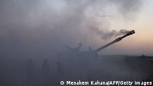 Israeli soldiers fire a 155mm self-propelled howitzer towards the Gaza Strip from their position along the border, on May 18, 2021. (Photo by Menahem KAHANA / AFP) (Photo by MENAHEM KAHANA/AFP via Getty Images)