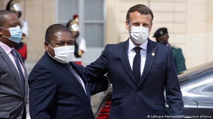 Chefe de Estado moçambicano, Filipe Nyusi, e Presidente francês, Emmanuel Macron, esta terça-feira (18.05) em Paris