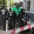 Policiais mascarados participam de operação de busca em Berlim