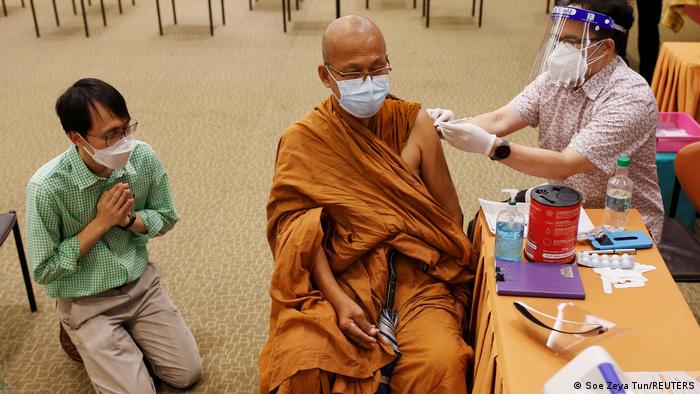  В Таиланде прививку делают монаху