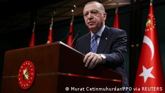 Präsident Recep Tayyip Erdogan steht am Rednerpult , 