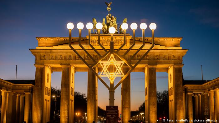 У Бранденбургских ворот в Берлине: символический светильник, который зажигают в течение восьми дней еврейского праздника Ханука