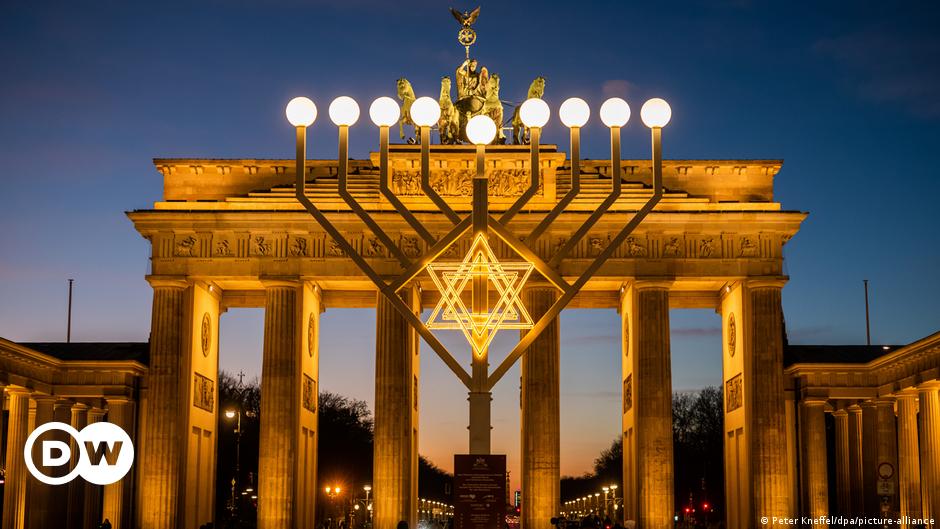 Delapan lilin dan seorang pembantu: Hanukkah |  Budaya |  Pelaporan seni, musik, dan gaya hidup dari Jerman |  DW