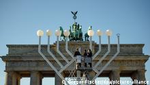 Rabbiner Shmuel Segal (M) und Yehuda Teichtal (l), Vorsitzender des Chabad Jüdischen Bildungszentrums, weihen gemeinsam den zehn Meter hohen Chanukka-Leuchters vor dem Brandenburger Tor ein. Am 22. Dezember wird der Chanukka-Leuchter feierlich entzündet.