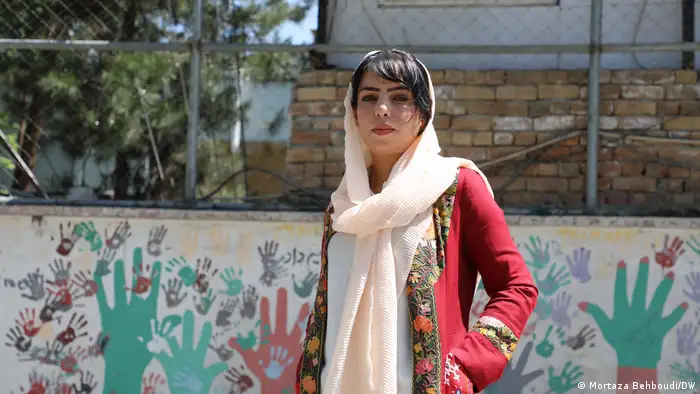 Anisa Shaheed, célèbre journaliste de la chaîne afghane Tolonews, est régulièrement menacée de mort