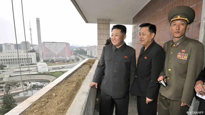Nordkorea Kim Jong-Un besucht die Kim-Il-Sung-Universität (Baustelle, Studenteheim)