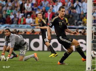 Miroslav Klose al momento de marcar el segundo gol alemán.