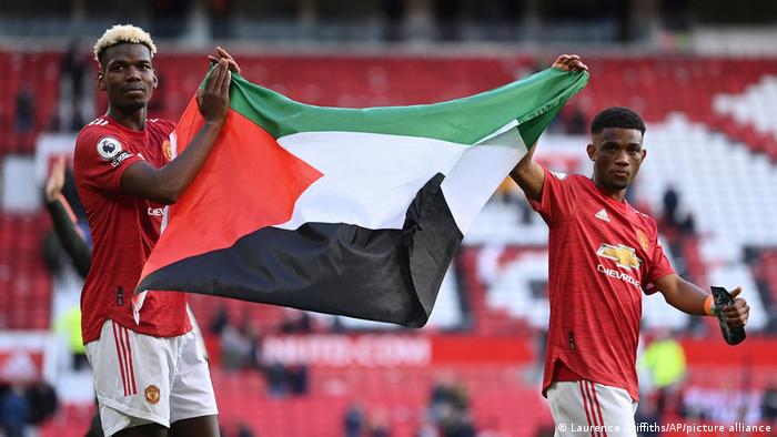 بوغبا وديالو يطوفان بعلم فلسطين بعد مباراة فولهام (18/5/2021)