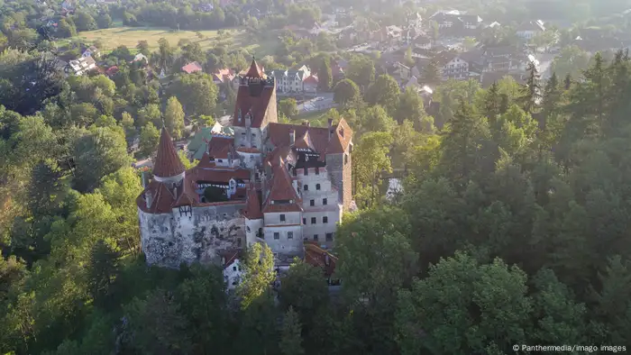 Schloss Bran in Rumänien, umgeben von Wald