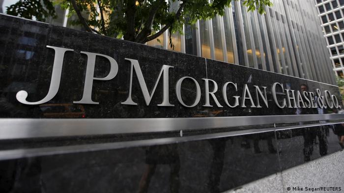 Надпись американского банка JP Morgan Chase & Co. на здании