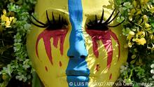 *** Dieses Bild ist fertig zugeschnitten als Social Media Snack (für Facebook, Twitter, Instagram) im Tableau zu finden: Fach „Images“ —> Weltspiegel/Bilder des Tages ***
TOPSHOT - A drag queen performance in a new protest against the government of Colombian President Ivan Duque, in Cali, Colombia, on May 19, 2021. (Photo by Luis ROBAYO / AFP) (Photo by LUIS ROBAYO/AFP via Getty Images)