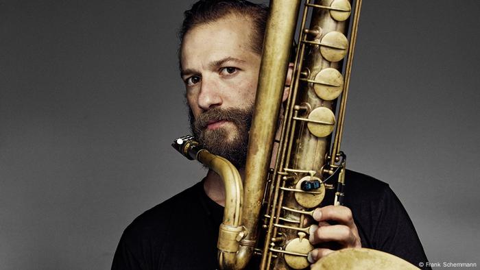 Colin Stetson 2015 mit seinem Instrument