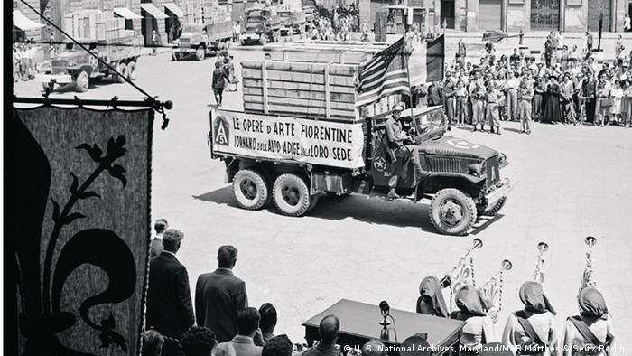 A photo showing people in Florence celebrating at the sight of a truck carrying art treasures that were taken away by German soldiers during World War II