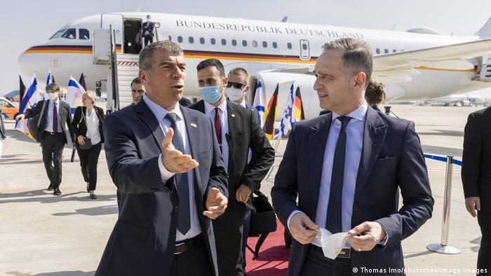 El ministro de Relaciones Exteriores de Alemania, Heiko Maas (dcha.), y su homólogo israelí, Gabi Ashkenazi, al arribo de Maas a Tel Aviv. (20.05.2021).